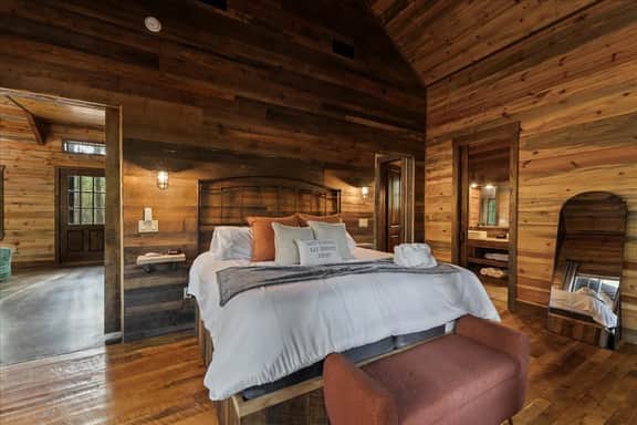 HotTub • Fireplace • Pet‑Friendly • Sauna w King